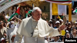 Las opiniones del papa Francisco sobre los matrimonios, los gays, el aborto, el cambio climático, el divorcio, entre otros temas causan polémica.