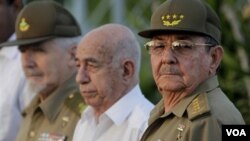 Un reportaje de Granma informó que al menos tres personas ya fueron detenidas por fabricar antenas y tarjetas satelitales.