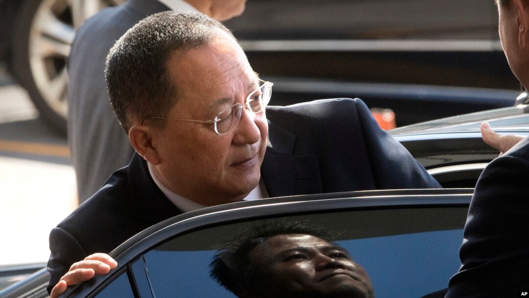 리용호 북한 외무상이 19일 베이징 국제공항에서 차에 오르고 있다. 