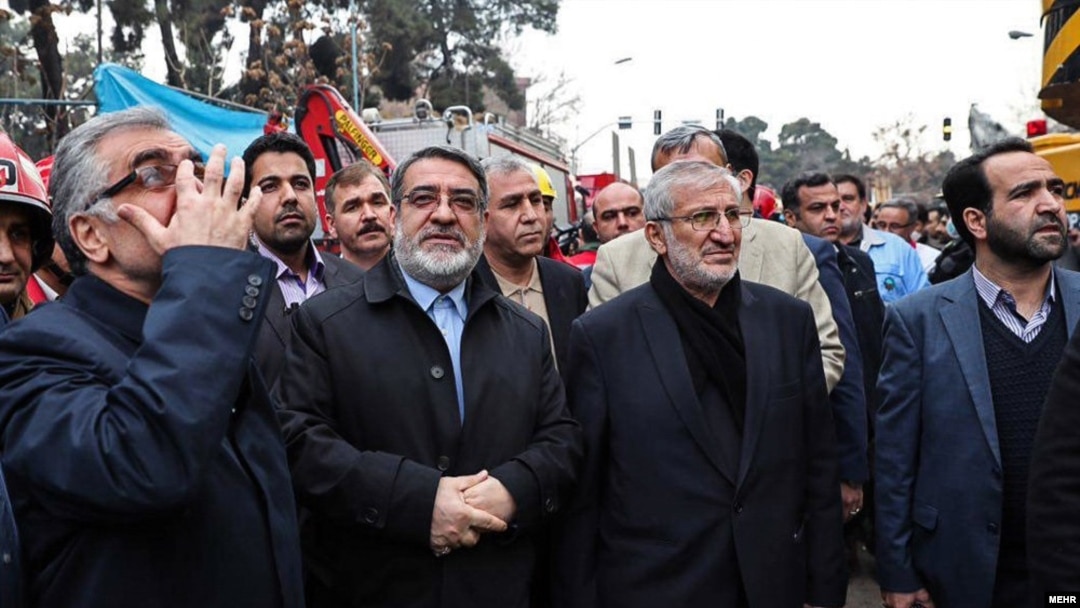 محمد سعیدی کیا، رئیس بنیاد مستضعفان، مالک ساختمان پلاسکو، در کنار وزیر کشور