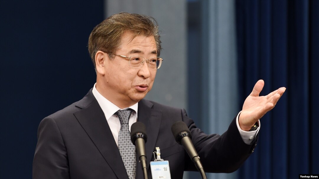 서훈 한국 국정원장 후보자가 10일 오후 청와대 춘추관 브리핑룸에서 후보 지명에 대한 취재진의 질문에 답변하고 있다.