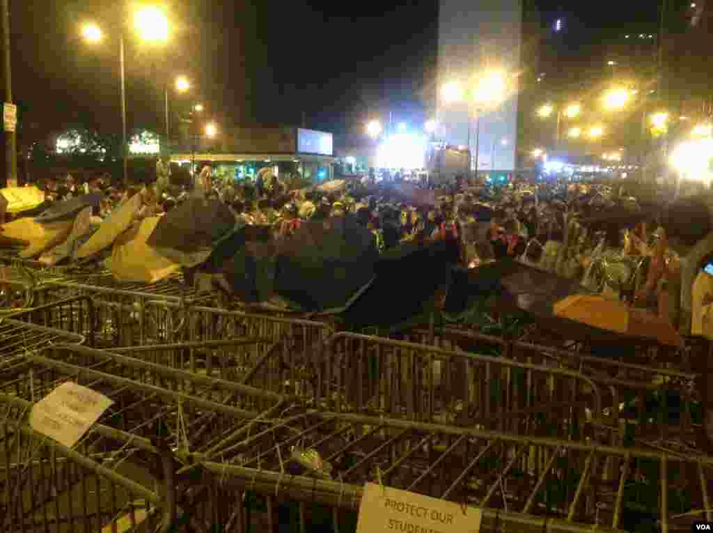 香港爭真普選全民抗爭星期二進入第3天(美國之音圖片/海彥拍攝)