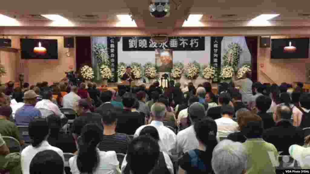 民运人士、藏人和台湾人在纽约举行刘晓波追悼会(2017年7月15日,美国之音方冰拍摄)