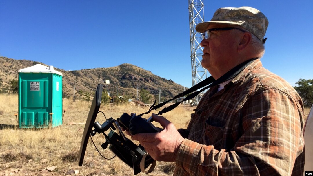Glenn Spencer flies his drone above an integrated fixed tower along the southern Arizona border. (R. Taylor/VOA)
