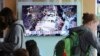 13일 한국 서울역에 설치된 TV에 북한의 풍계리 핵실험장 폐기 발표에 관한 뉴스가 나오고 있다.
