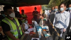 El subsecretario de Estado para Asuntos políticos de EE.UU., David Hale, cerca del lugar de la explosión de la semana pasada que afectó el puerto marítimo de Beirut, Líbano.