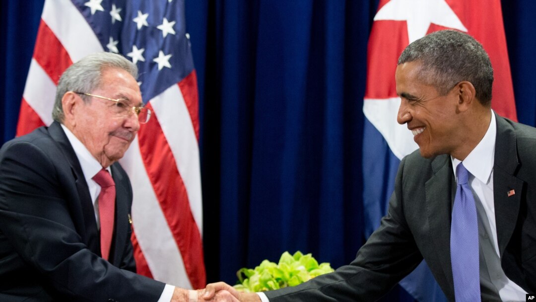 Američki predsednik Barak Obama i kubanski predsednik Raul Kastro razgovaraju u Njujorku.